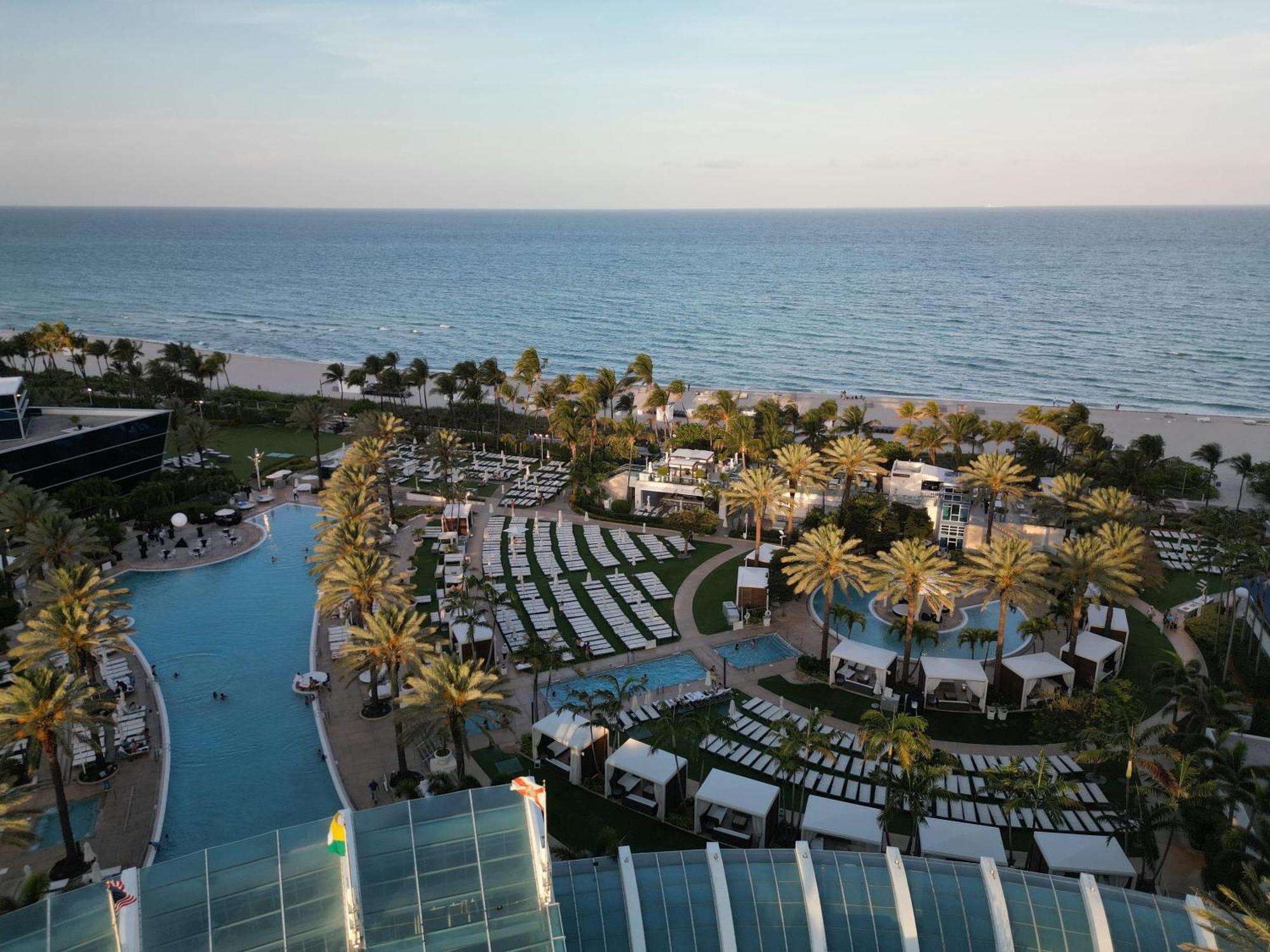 Fontainebleau Resort Balcony W Ocean And City View ไมอามีบีช ภายนอก รูปภาพ